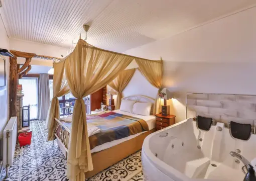 Bahçe Manzaralı Jakuzili ve Şömineli Bungalov