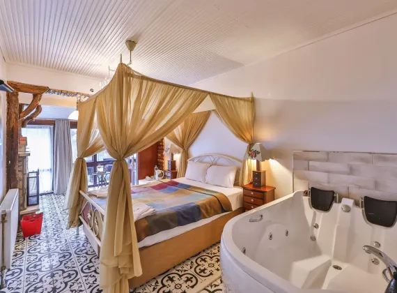 Bahçe Manzaralı Jakuzili ve Şömineli Bungalov