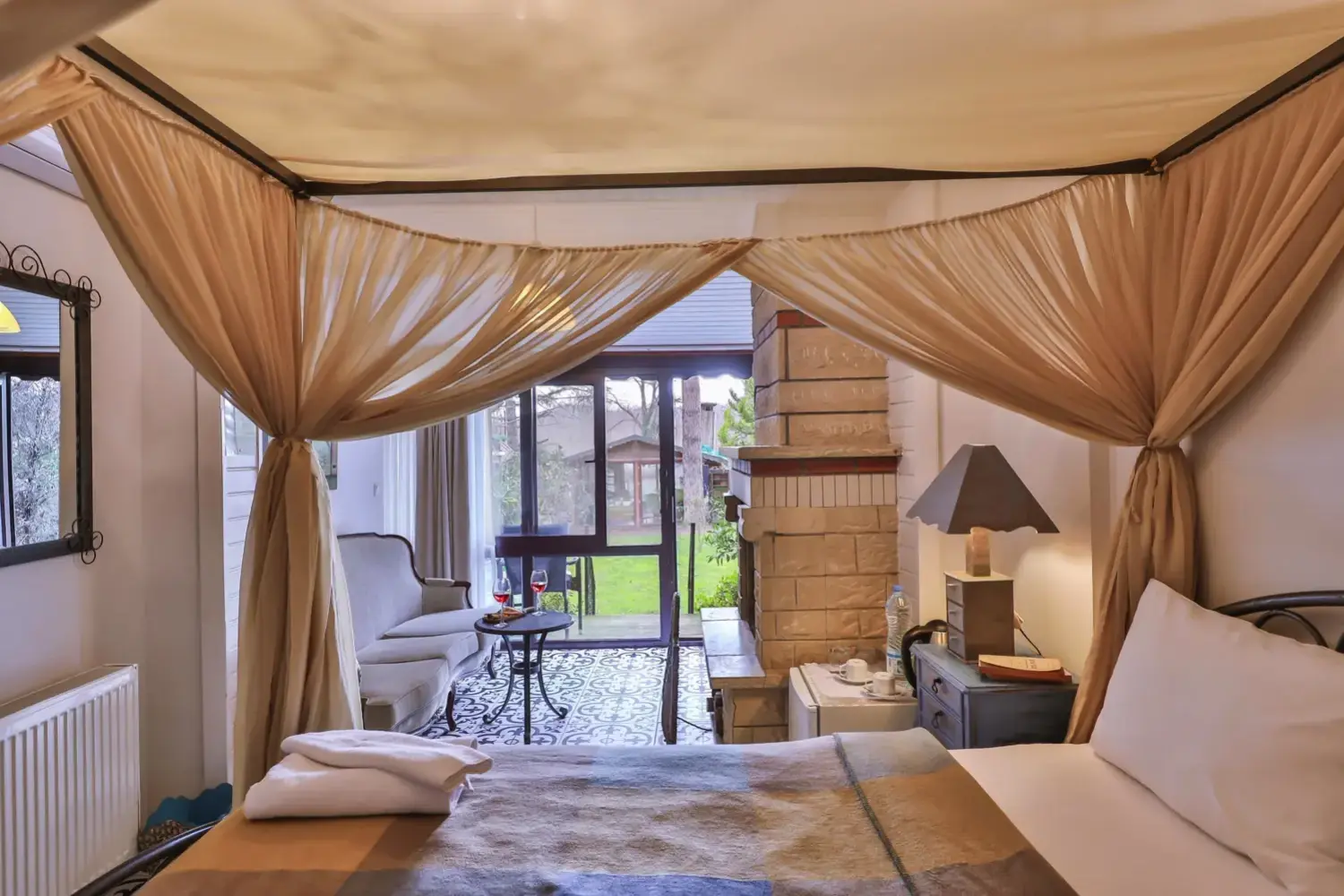 Bahçe Manzaralı Jakuzili ve Şömineli Bungalov