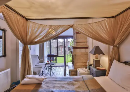 Bahçe Manzaralı Jakuzili ve Şömineli Bungalov