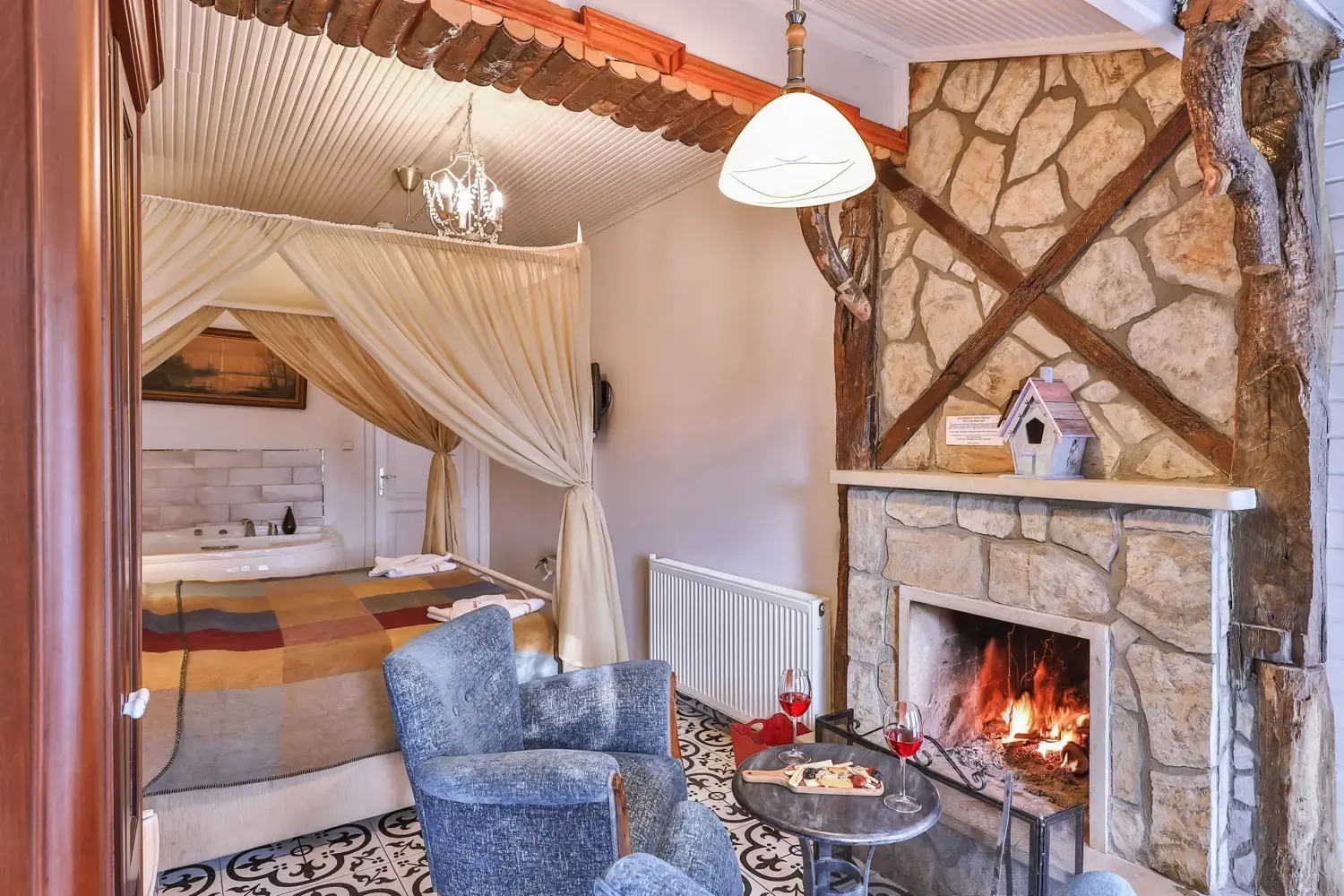 Bahçe Manzaralı Jakuzili ve Şömineli Bungalov