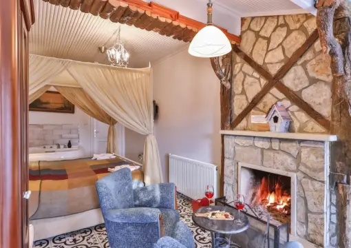 Bahçe Manzaralı Jakuzili ve Şömineli Bungalov