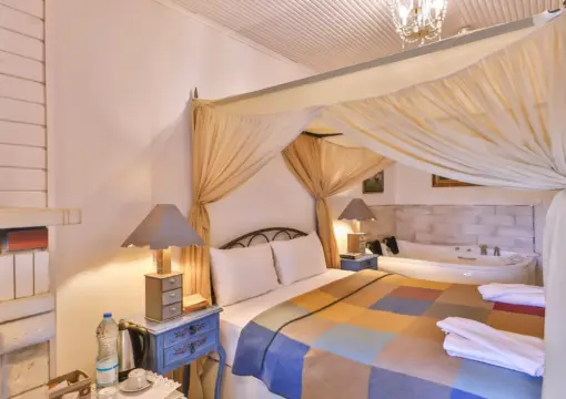 Bahçe Manzaralı Jakuzili ve Şömineli Bungalov