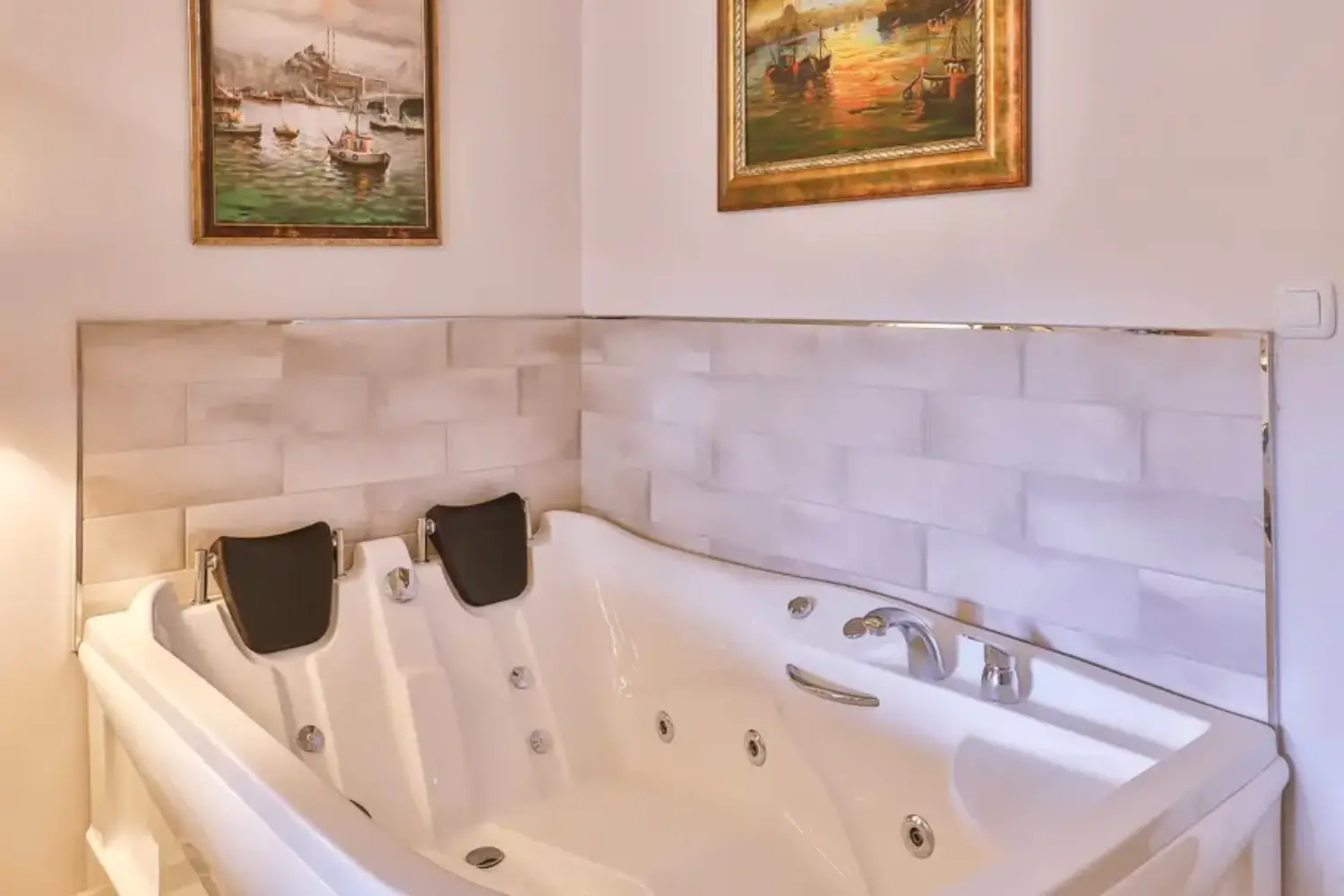 Bahçe Manzaralı Jakuzili ve Şömineli Bungalov