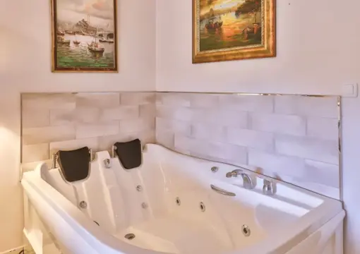 Bahçe Manzaralı Jakuzili ve Şömineli Bungalov