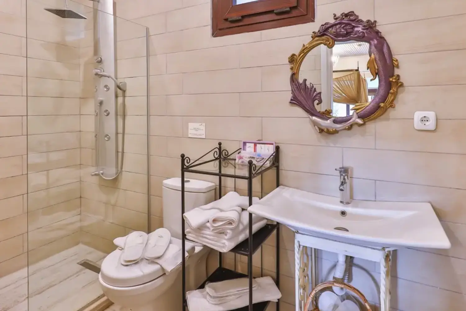 Bahçe Manzaralı Jakuzili ve Şömineli Bungalov