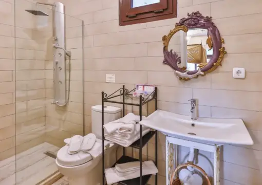 Bahçe Manzaralı Jakuzili ve Şömineli Bungalov