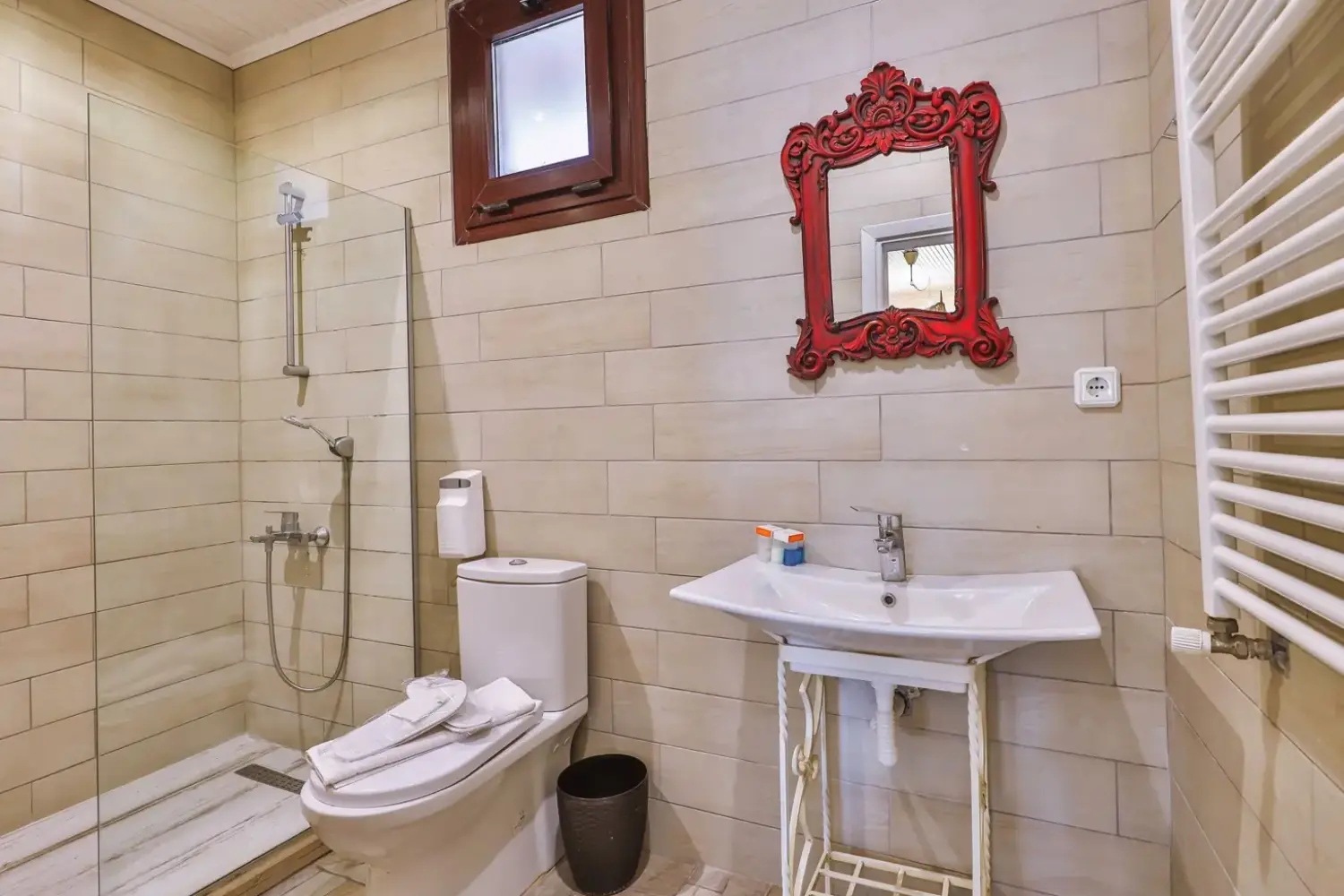 Bahçe Manzaralı Jakuzili ve Şömineli Bungalov