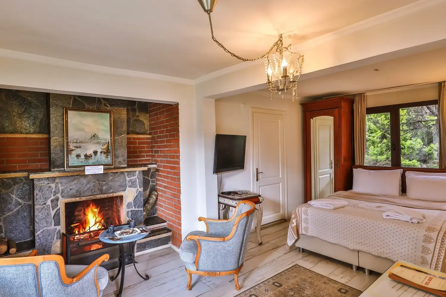 Çift Kişilik Nehir Manzaralı ve Şömineli Oda