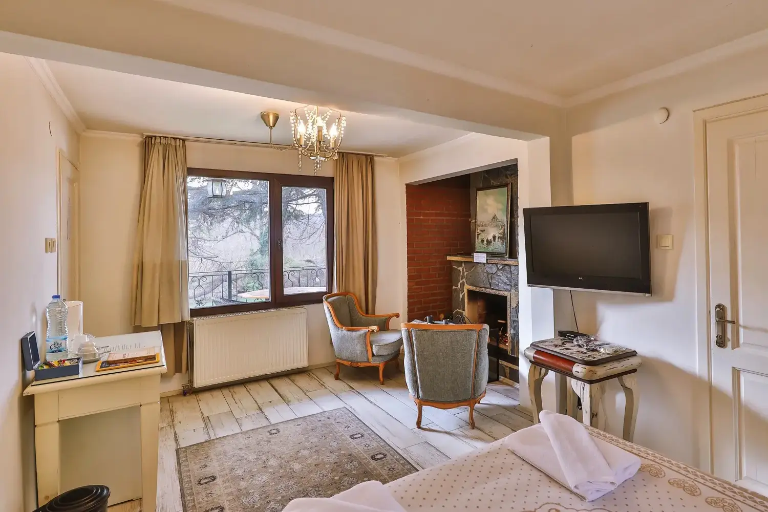 Çift Kişilik Nehir Manzaralı ve Şömineli Oda