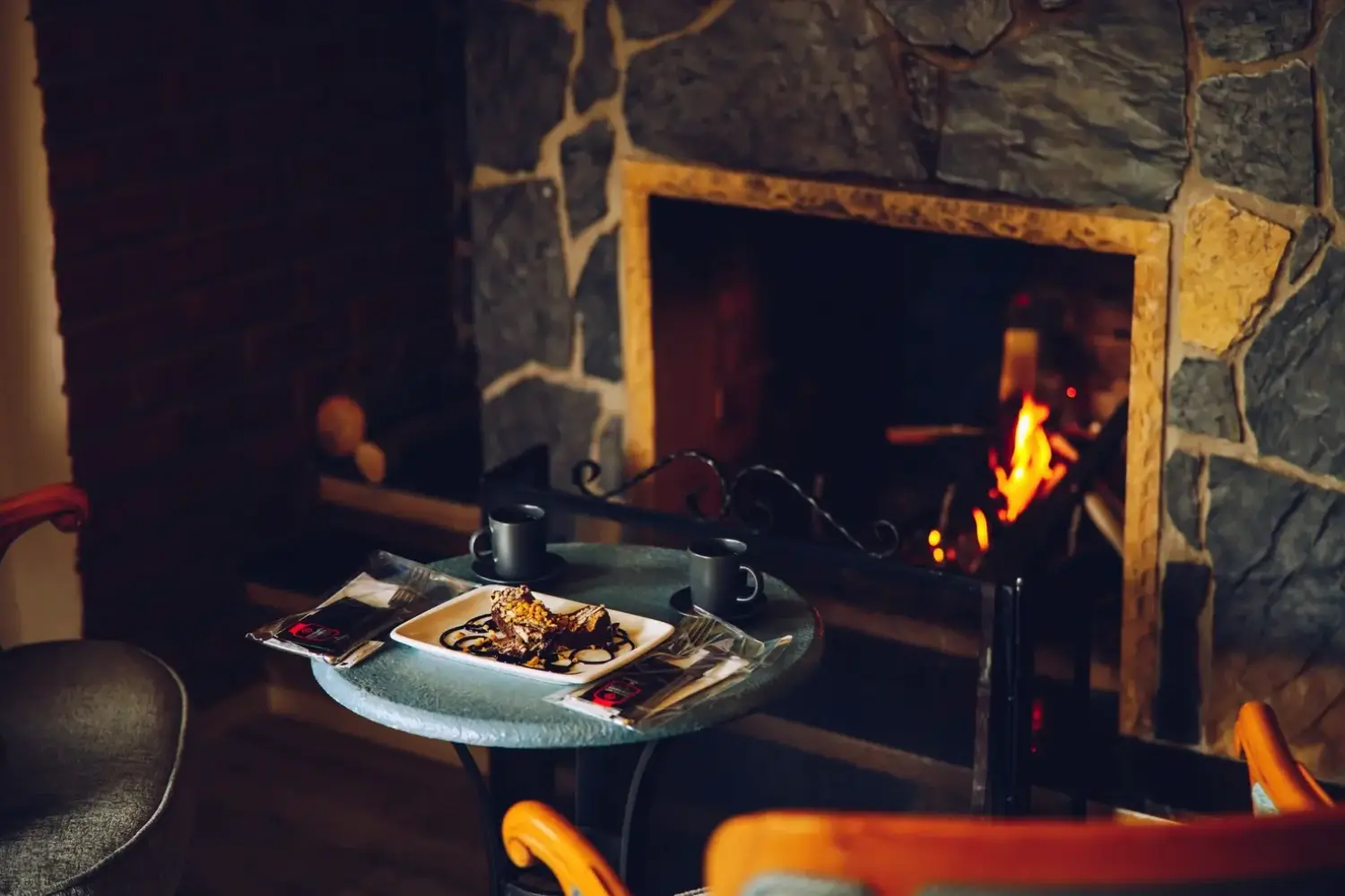 Çift Kişilik Nehir Manzaralı ve Şömineli Oda