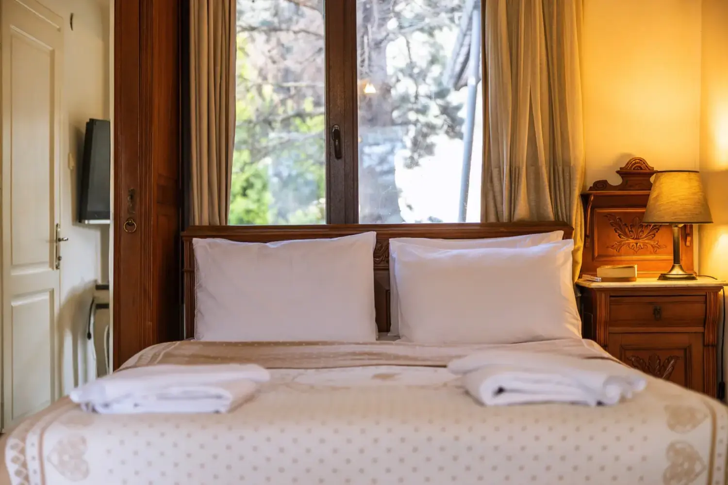 Çift Kişilik Nehir Manzaralı ve Şömineli Oda