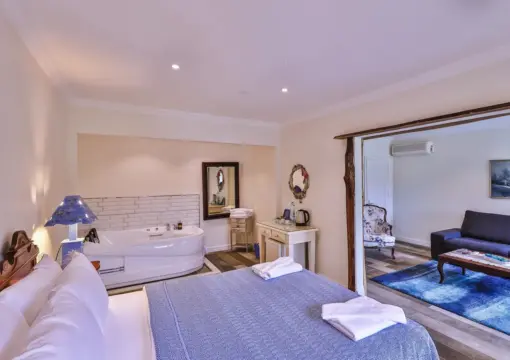 Jakuzili Junior Suite