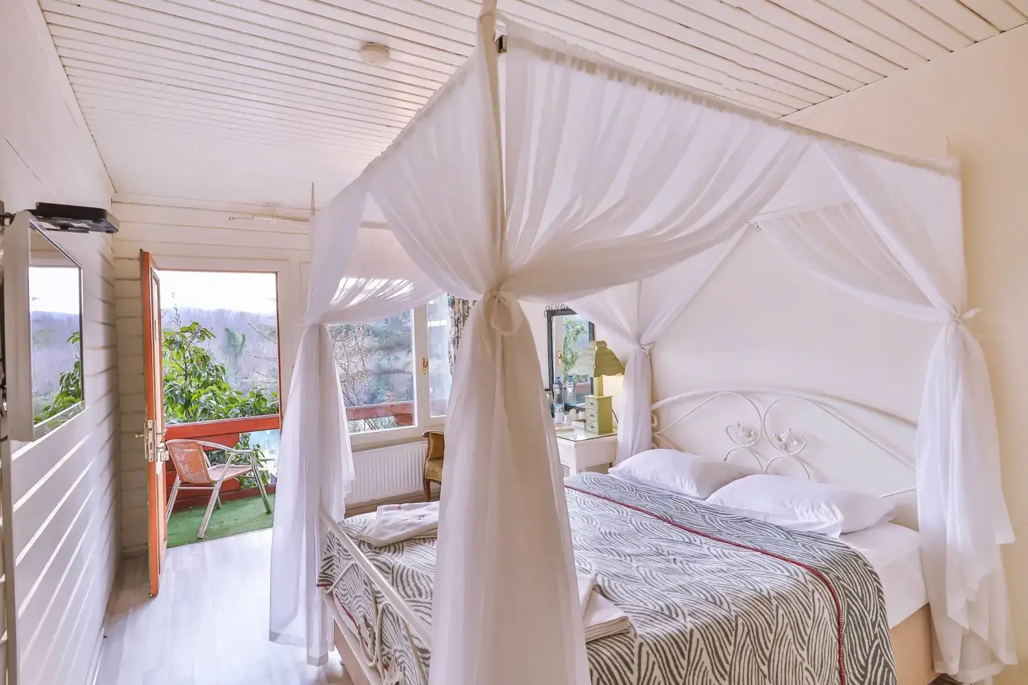 Nehir Manzaralı Çift Kişilik Ahşap Oda