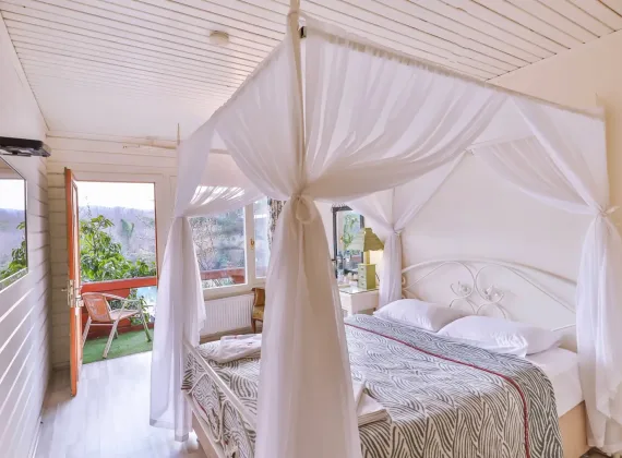 Nehir Manzaralı Çift Kişilik Ahşap Oda