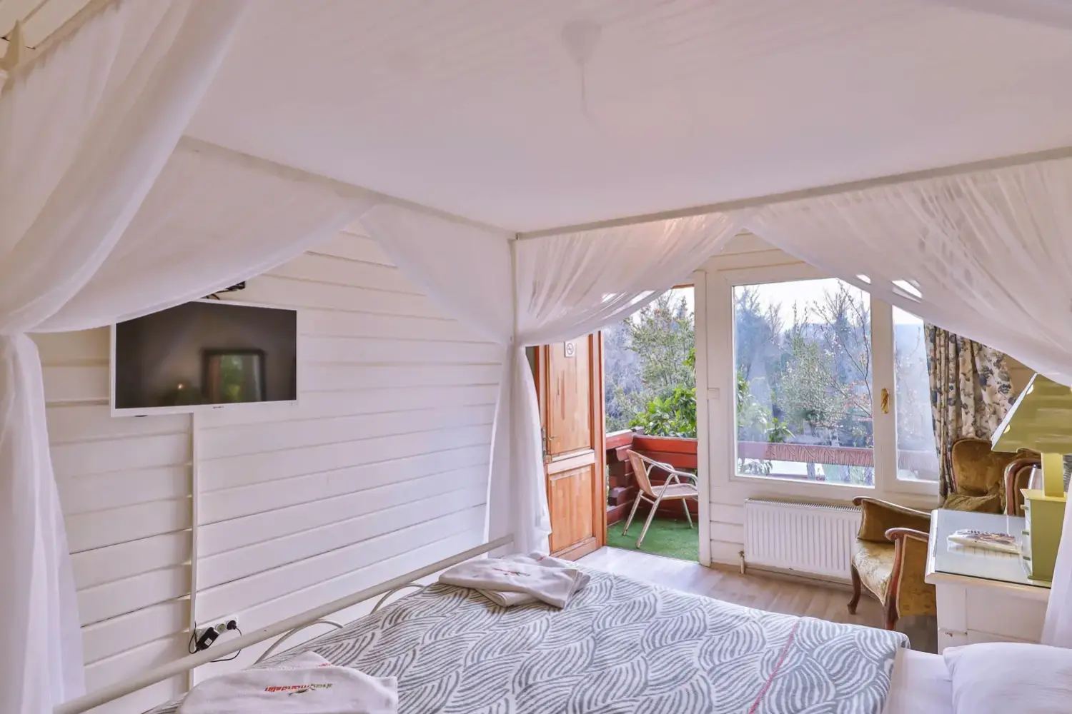 Nehir Manzaralı Çift Kişilik Ahşap Oda