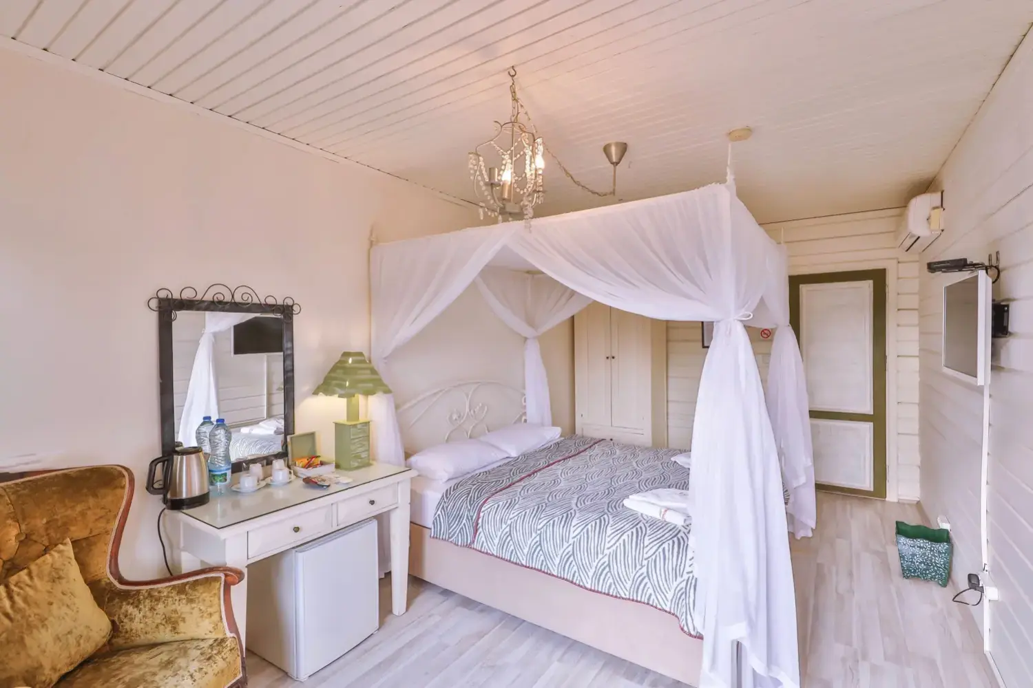 Nehir Manzaralı Çift Kişilik Ahşap Oda