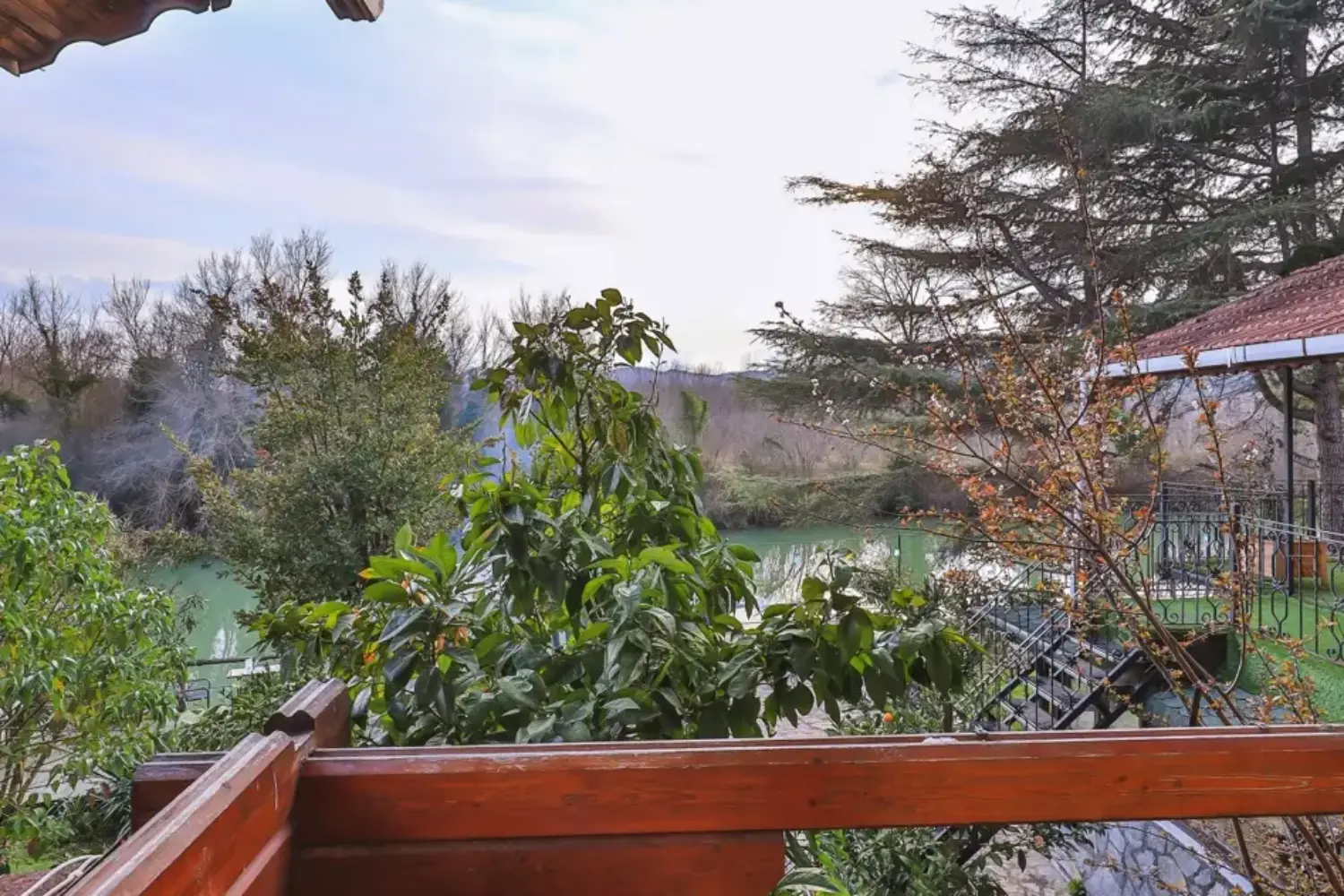 Nehir Manzaralı Çift Kişilik Ahşap Oda