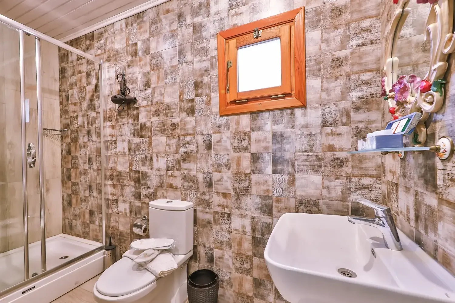 Nehir Manzaralı Çift Kişilik Ahşap Oda