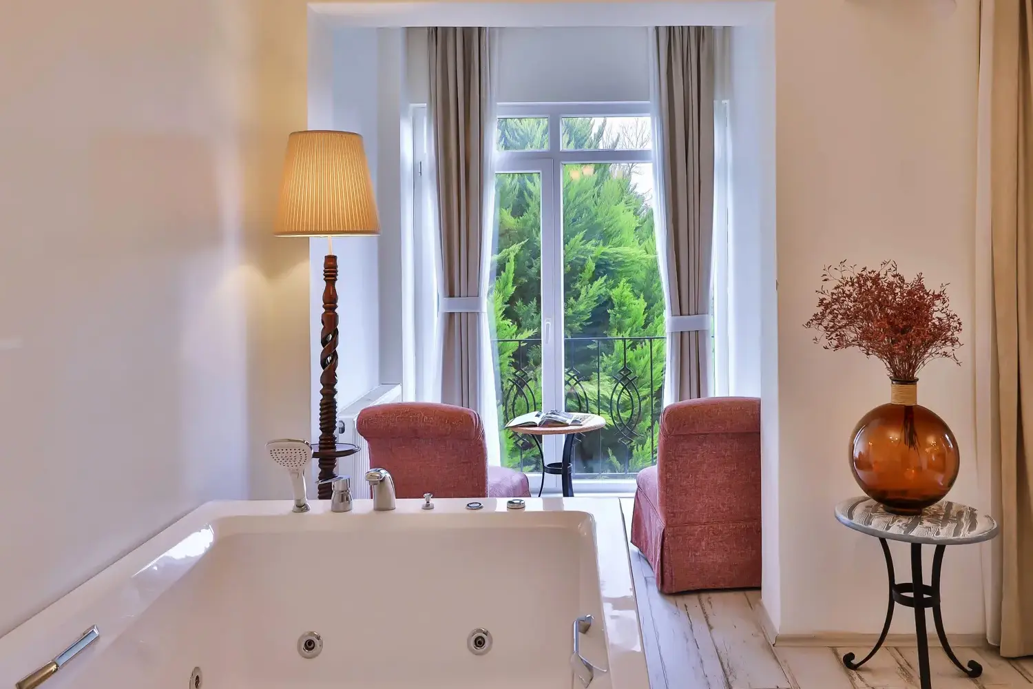 Nehir Manzaralı Jakuzili ve Şömineli Delüks Oda