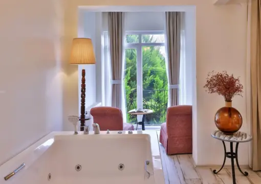 Nehir Manzaralı Jakuzili ve Şömineli Delüks Oda