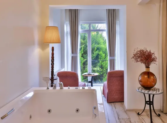 Nehir Manzaralı Jakuzili ve Şömineli Delüks Oda