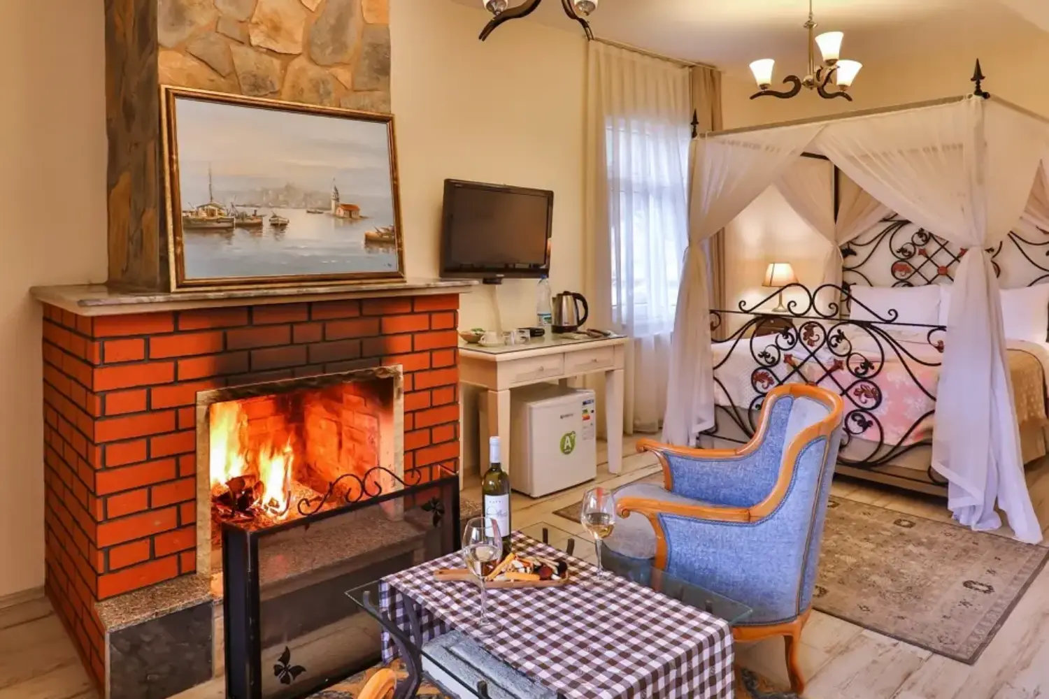 Nehir Manzaralı Jakuzili ve Şömineli Delüks Oda