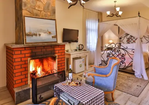 Nehir Manzaralı Jakuzili ve Şömineli Delüks Oda