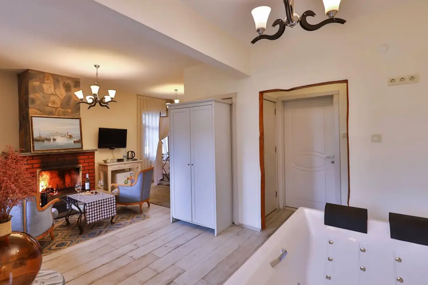 Nehir Manzaralı Jakuzili ve Şömineli Delüks Oda