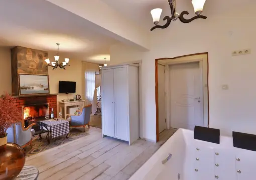 Nehir Manzaralı Jakuzili ve Şömineli Delüks Oda