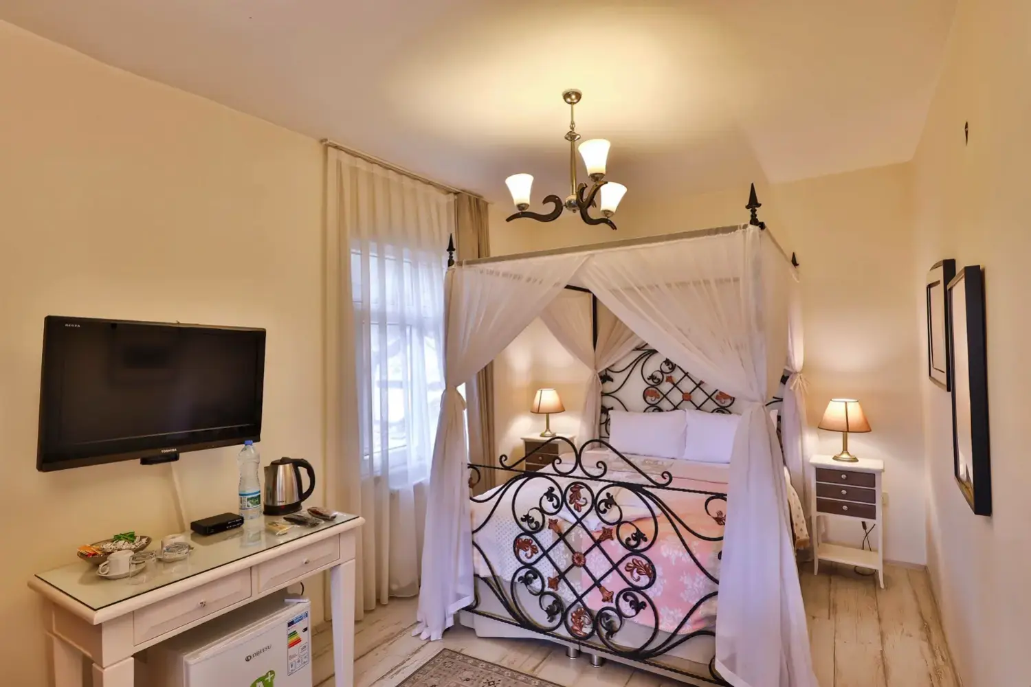 Nehir Manzaralı Jakuzili ve Şömineli Delüks Oda