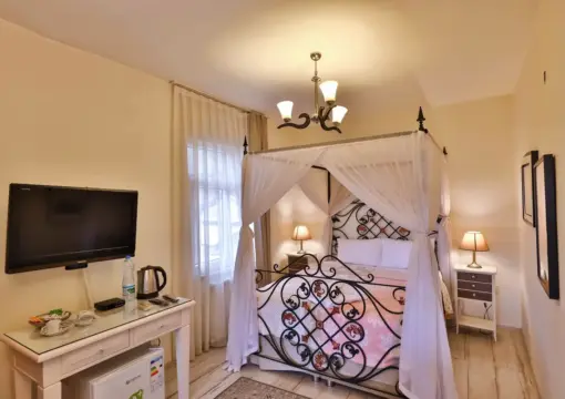 Nehir Manzaralı Jakuzili ve Şömineli Delüks Oda