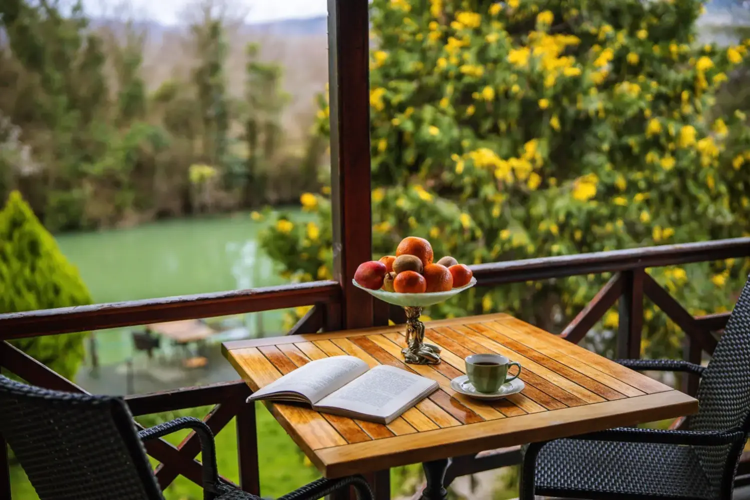 Nehir Manzaralı Jakuzili ve Şömineli Delüks Oda