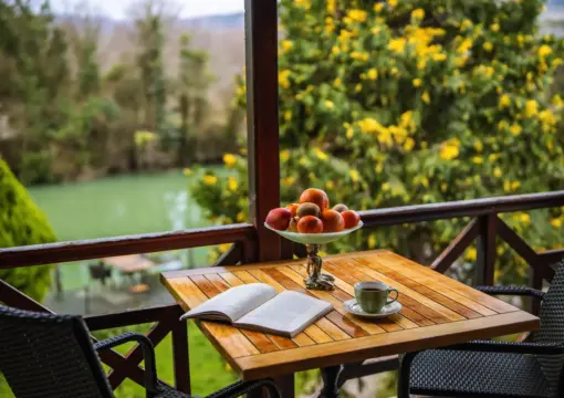 Nehir Manzaralı Jakuzili ve Şömineli Delüks Oda