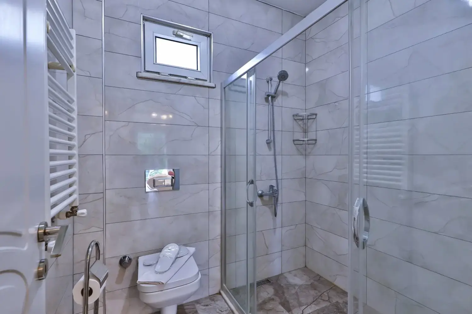 Nehir Manzaralı Jakuzili ve Şömineli Delüks Oda