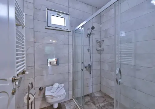 Nehir Manzaralı Jakuzili ve Şömineli Delüks Oda