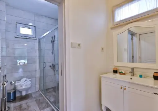 Nehir Manzaralı Jakuzili ve Şömineli Delüks Oda