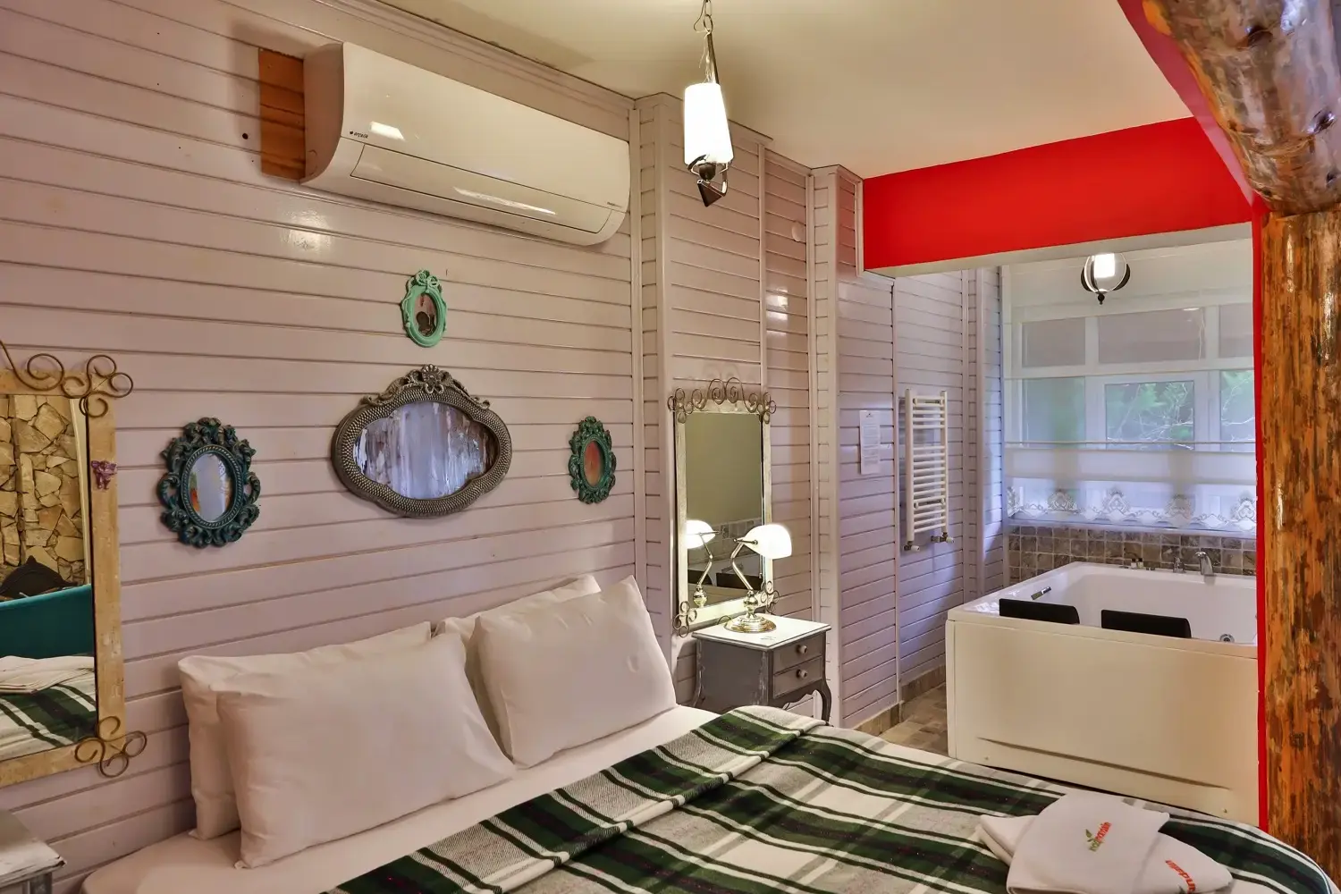 Nehir Manzaralı Jakuzili ve Şömineli Taş Oda