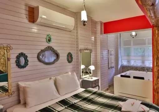 Nehir Manzaralı Jakuzili ve Şömineli Taş Oda