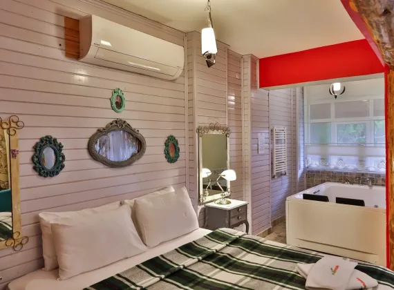 Nehir Manzaralı Jakuzili ve Şömineli Taş Oda