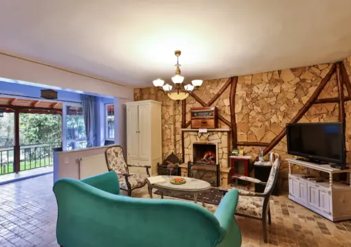 Nehir Manzaralı Jakuzili ve Şömineli Taş Oda