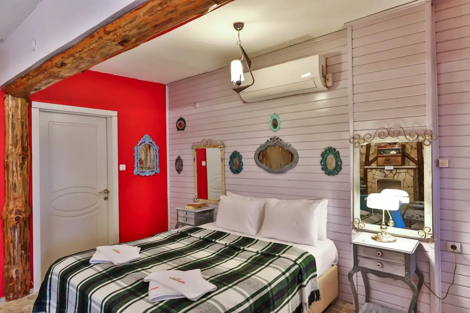 Nehir Manzaralı Jakuzili ve Şömineli Taş Oda