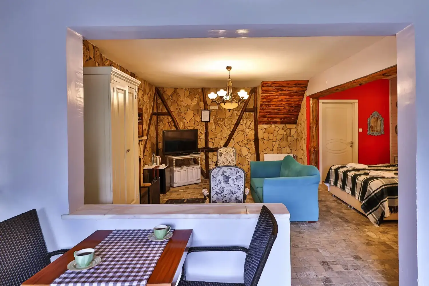 Nehir Manzaralı Jakuzili ve Şömineli Taş Oda