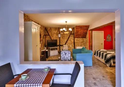 Nehir Manzaralı Jakuzili ve Şömineli Taş Oda