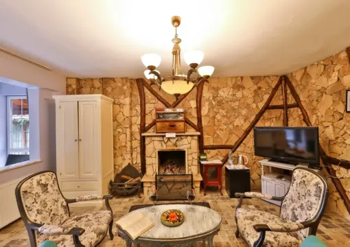 Nehir Manzaralı Jakuzili ve Şömineli Taş Oda