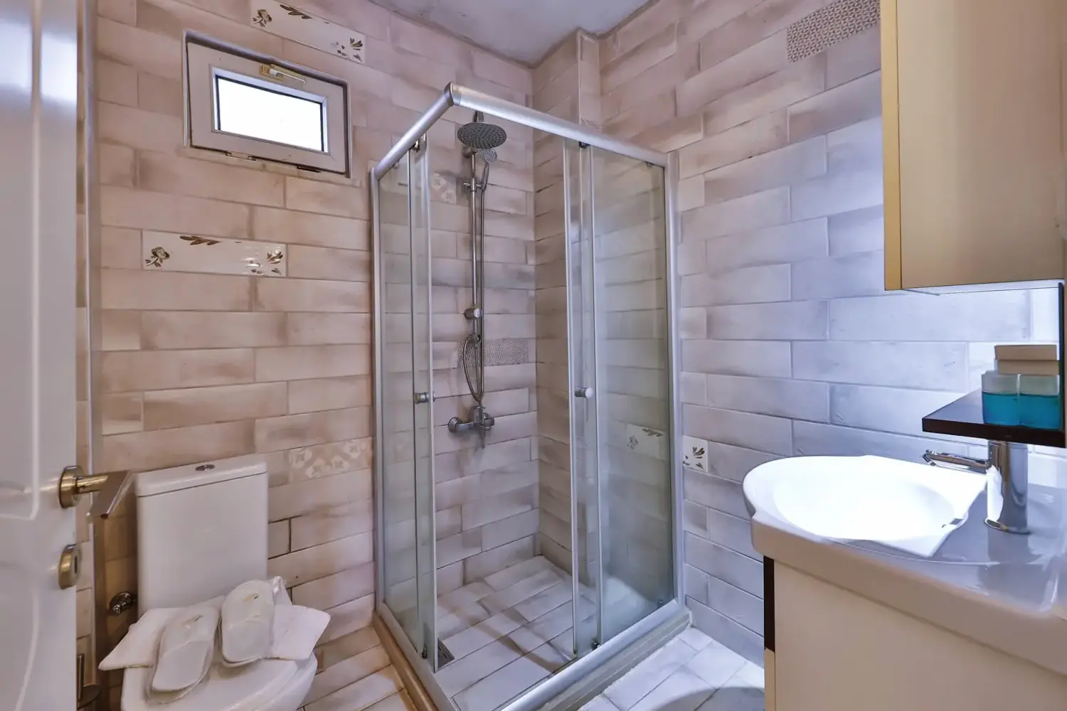 Nehir Manzaralı Jakuzili ve Şömineli Taş Oda