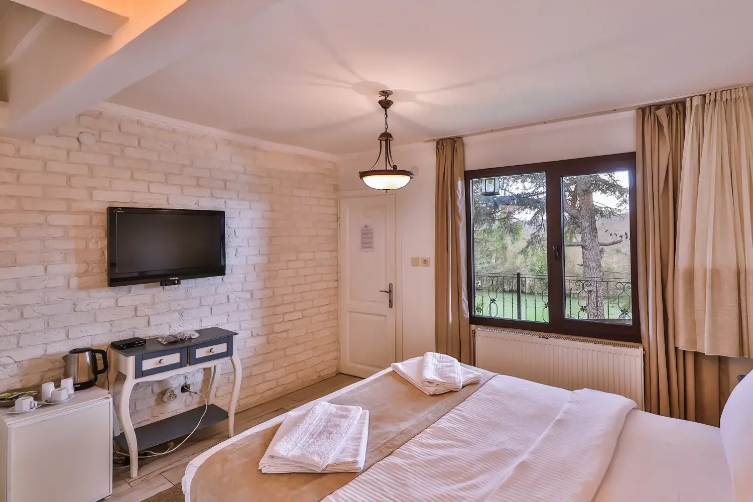 Nehir Manzaralı Oda