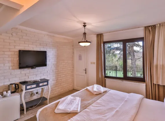 Nehir Manzaralı Oda