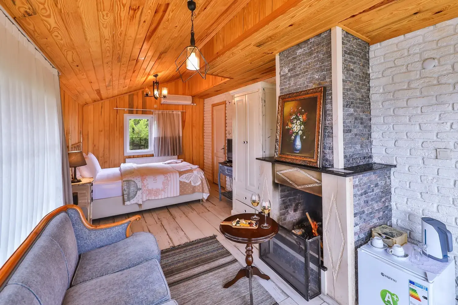 Nehir Manzaralı ve Şömineli Köşe Oda