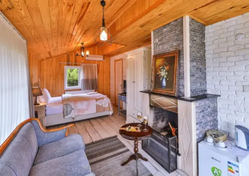 Nehir Manzaralı ve Şömineli Köşe Oda